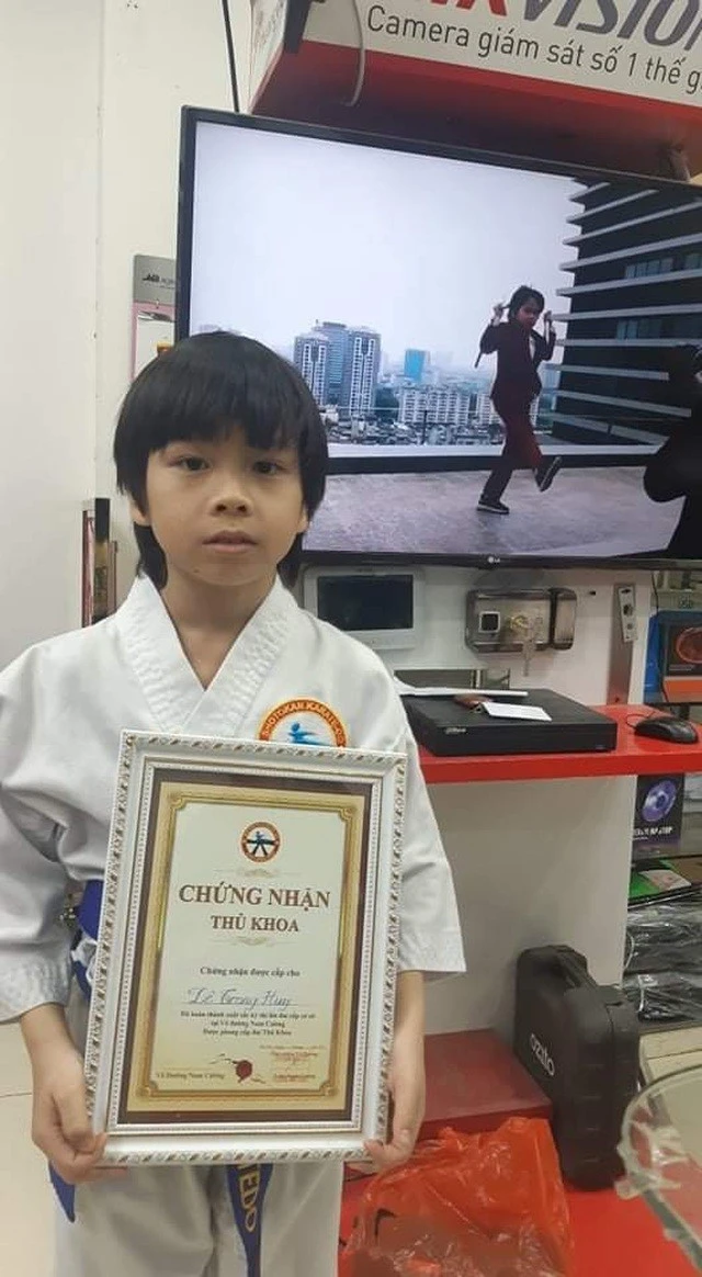 Cậu bé lớp 3 lập kỷ lục kinh ngạc với quyền côn nhị khúc ảnh 1