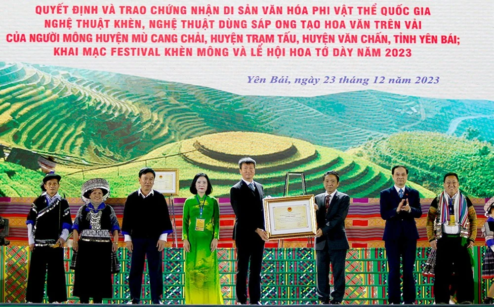 Lễ công bố Quyết định 2 Di sản văn hóa phi vật thể quốc gia của người Mông Yên Bái; Khai mạc Festival Khèn Mông và Lễ hội hoa Tớ Dày ảnh 4
