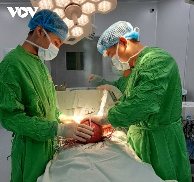 Quân y viện 120 phẫu thuật lấy khối u nặng 6,2 kg cho bệnh nhân ảnh 1