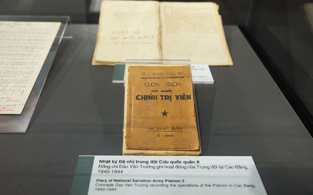 Giới thiệu gần 300 tài liệu, hình ảnh, hiện vật tại Triển lãm “80 năm vững bước dưới cờ Đảng quang vinh” ảnh 2