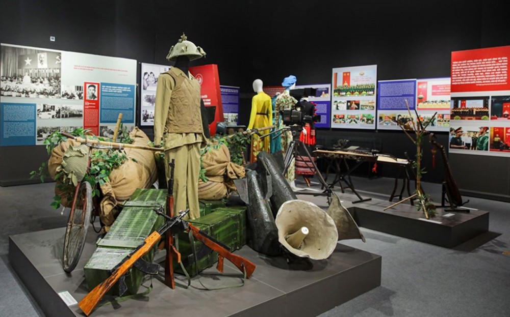 Giới thiệu gần 300 tài liệu, hình ảnh, hiện vật tại Triển lãm “80 năm vững bước dưới cờ Đảng quang vinh” ảnh 3