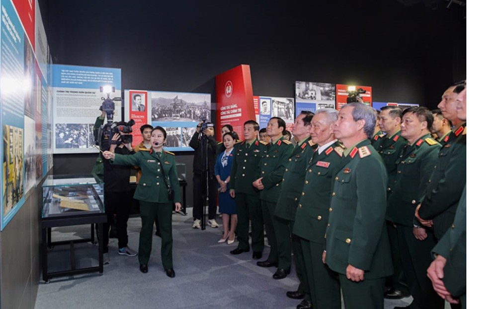 Giới thiệu gần 300 tài liệu, hình ảnh, hiện vật tại Triển lãm “80 năm vững bước dưới cờ Đảng quang vinh” ảnh 1