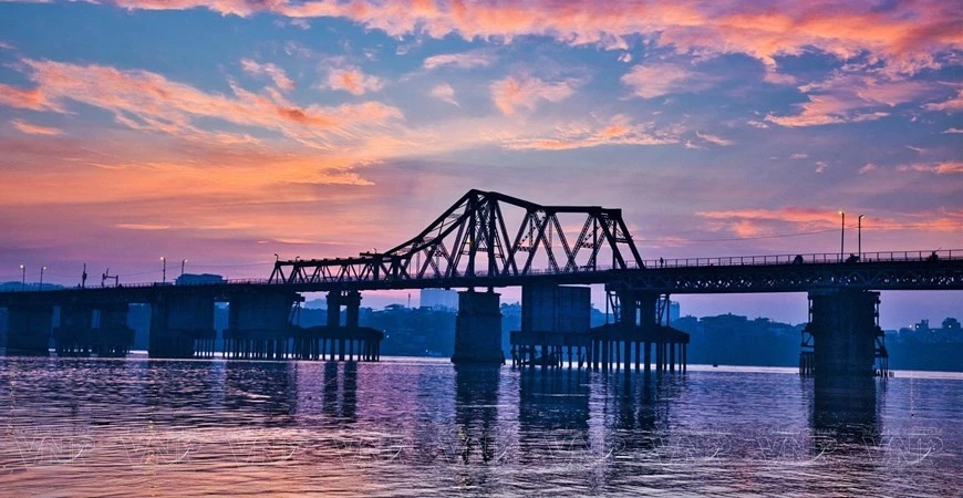 Century-old Long Bien Bridge in Hanoi ảnh 3