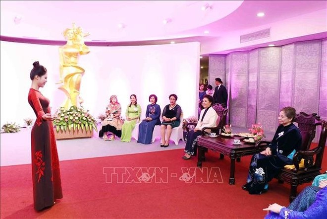 Phu nhân Tổng Bí thư Nguyễn Phú Trọng và Phu nhân Tổng Bí thư, Chủ tịch Trung Quốc Tập Cận Bình thăm Bảo tàng Phụ nữ Việt Nam ảnh 4 Phu nhân Tổng Bí thư Nguyễn Phú Trọng và Phu nhân Tổng Bí thư, Chủ tịch Trung Quốc Tập Cận Bình thăm Bảo tàng Phụ nữ Việt Nam ảnh 4