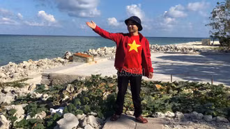 Ca sỹ Mạnh Tín tại quần đảo Trường Sa