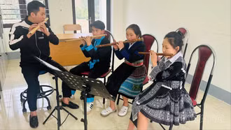 Ngân vang tiếng sáo Mông giữa giảng đường