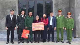 Phường Âu Lâu trao 140 triệu đồng hỗ trợ xây nhà cho mẹ liệt sĩ