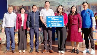 Trường THPT Chuyên Nguyễn Tất Thành trao quà Tết trị giá gần 72 triệu đồng tại Mù Cang Chải