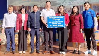 Trường THPT Chuyên Nguyễn Tất Thành trao quà Tết trị giá gần 72 triệu đồng tại Mù Cang Chải