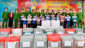 Những suất quà ý nghĩa được trao đến các em học sinh.