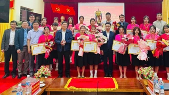 Xã Lâm Thượng khen thưởng đội bóng đá nữ