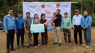 Lục Yên: Trao 50 triệu đồng hỗ trợ xây dựng Nhà nhân ái cho hộ nghèo tại thôn Làng Thọc