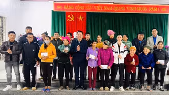 Trao 127 triệu đồng đến với bà con nghèo và học sinh xã Lục Yên nhân dịp năm mới