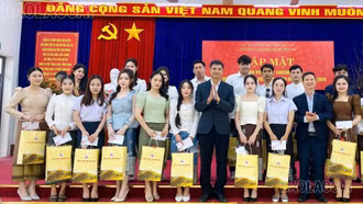Trường Cao đẳng Nghề Yên Bái tặng quà Tết cho lưu học sinh Lào