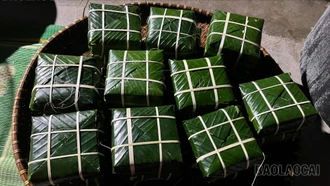 Những đôi bàn tay "dệt" nên hương vị Tết.