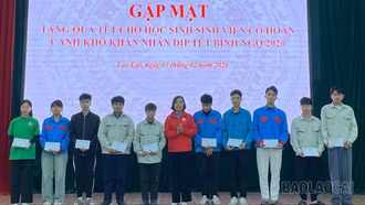 Ấm áp chương trình trao quà tết cho học sinh, sinh viên có hoàn cảnh khó khăn