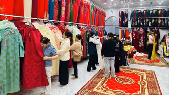 Cuối năm rộn ràng sắc áo dài trong các tiệm may
