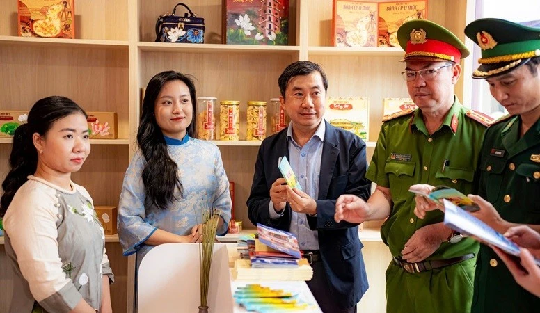 Du khách và các ban, ngành tham quan Trung tâm Thông tin và Hỗ trợ du khách tại Cảng Chân Mây.