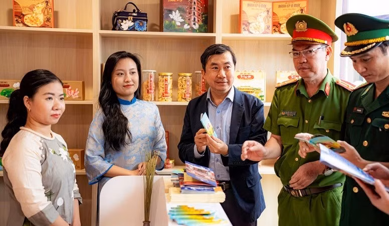 Du khách và các ban, ngành tham quan Trung tâm Thông tin và Hỗ trợ du khách tại Cảng Chân Mây.