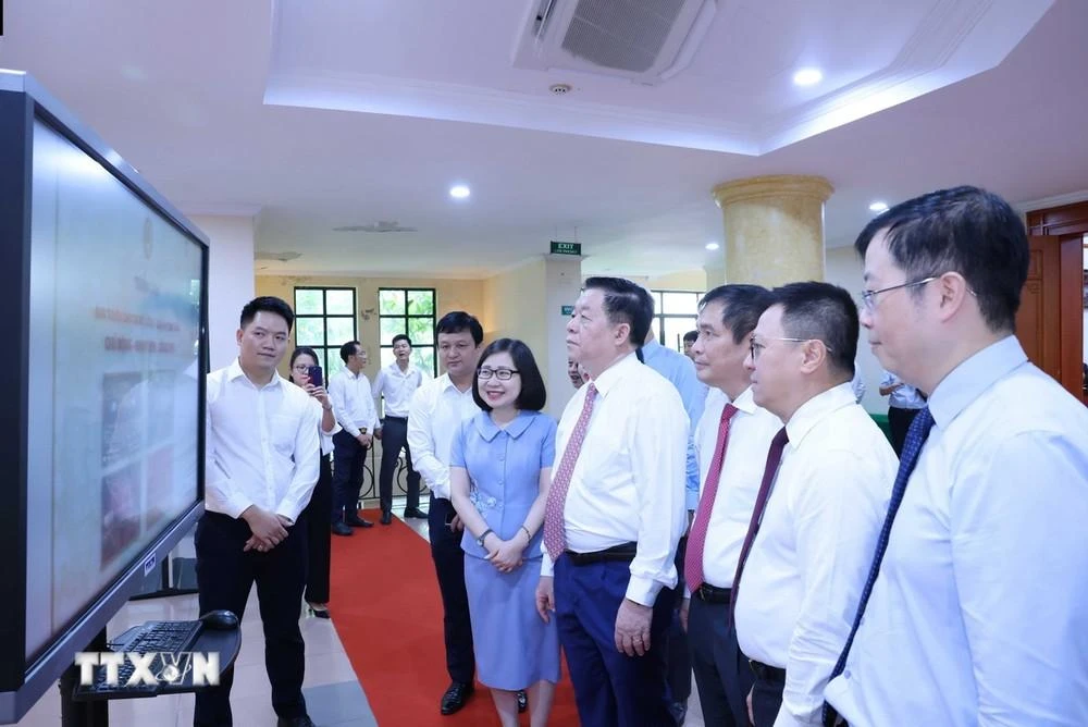 Ông Nguyễn Trọng Nghĩa, Uỷ viên Bộ Chính trị, Bí thư Trung ương Đảng, Trưởng Ban Tuyên giáo Trung ương và các đại biểu tham quan triển lãm ảo "Ban Tuyên giáo Trung ương: Dấu ấn tinh thần chủ động - nhạy bén - sáng tạo" do Thông tấn xã Việt Nam thực hiện.