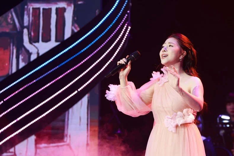 Ca sĩ Bảo Yến trình diễn đầy cảm xúc.
