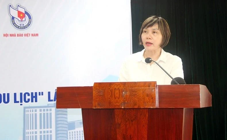Nhà báo Đỗ Thị Thu Hằng, Ủy viên Ban Thường vụ, Trưởng Ban Nghiệp vụ Hội Nhà báo Việt Nam báo cáo công tác chấm sơ khảo.