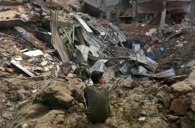 Đống đổ nát của một tòa chung cư bị phá hủy trong cuộc không kích của Israel tại Al-Zawayda, miền Trung Dải Gaza.