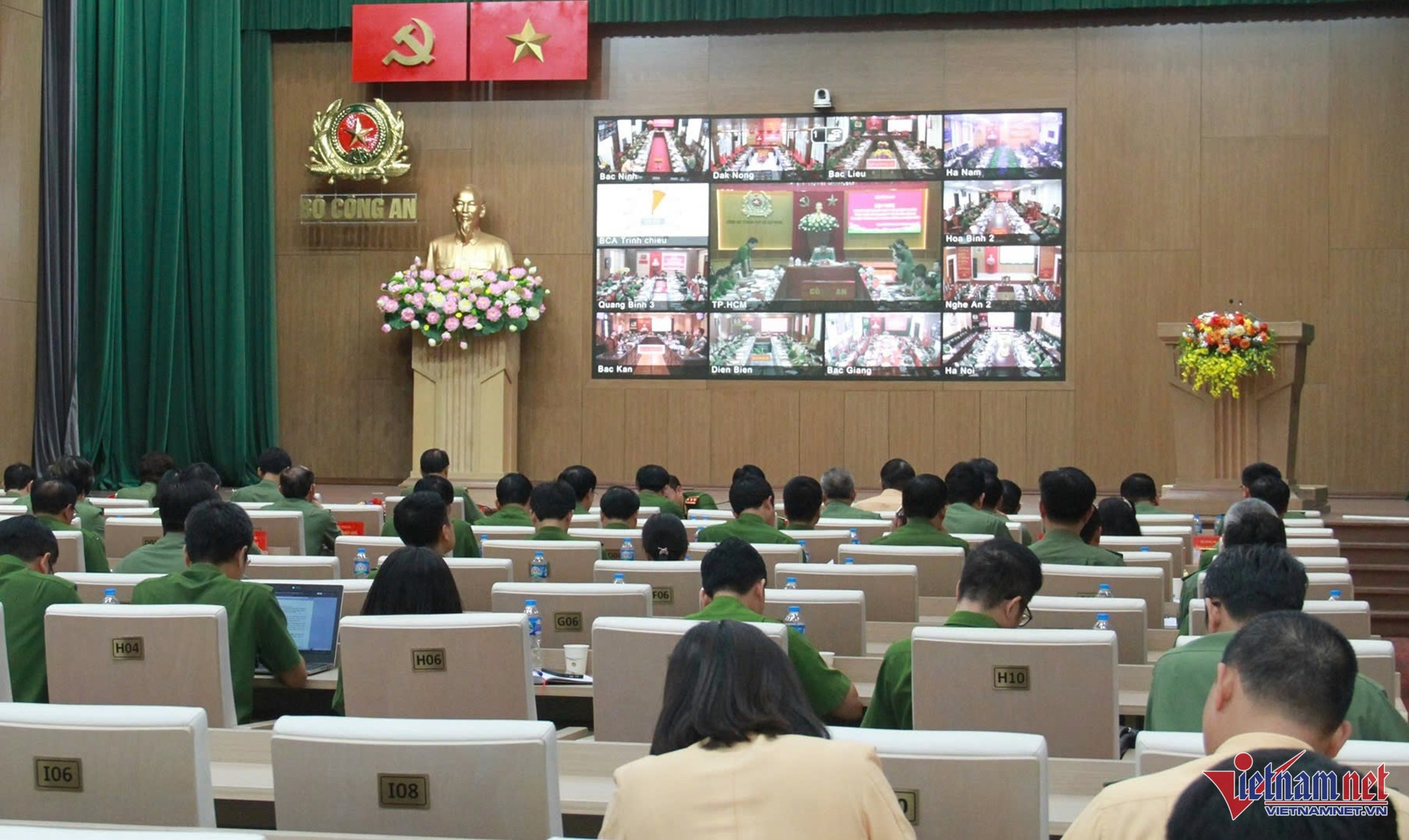 Hội nghị toàn quốc về chuyển đổi số lần thứ 3 của Bộ Công an có hơn 15.000 đại biểu tham dự trực tiếp và trực tuyến. 1-5210.jpg