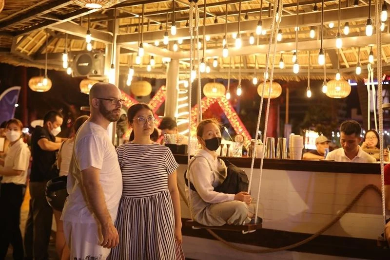 Chợ đêm phần nào gia tăng thêm trải nghiệm cho du khách.