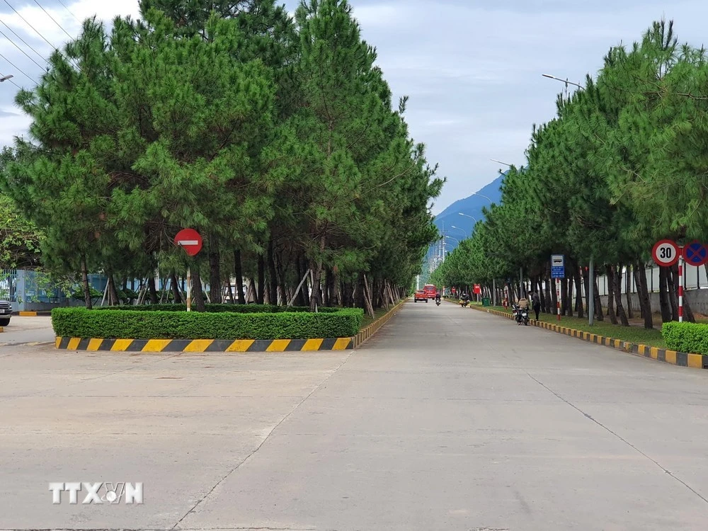 Khu công nghiệp Bá Thiện, nằm trên địa bàn huyện Bình Xuyên, tỉnh Vĩnh Phúc có cảnh quan xanh,sạch, đẹp.