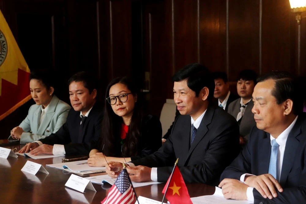 Đoàn công tác phía Việt Nam do Thứ trưởng Hồ An Phong làm trưởng đoàn.