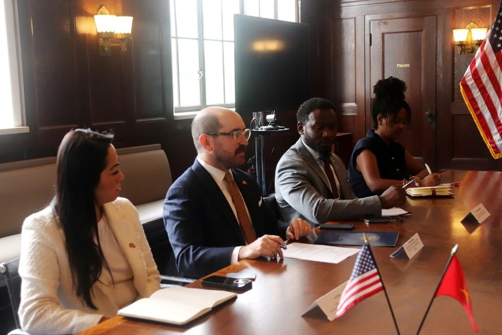 Đại diện lãnh đạo chính quyền Los Angeles trong buổi làm việc với Bộ Văn hóa, Thể thao và Du lịch Việt Nam.