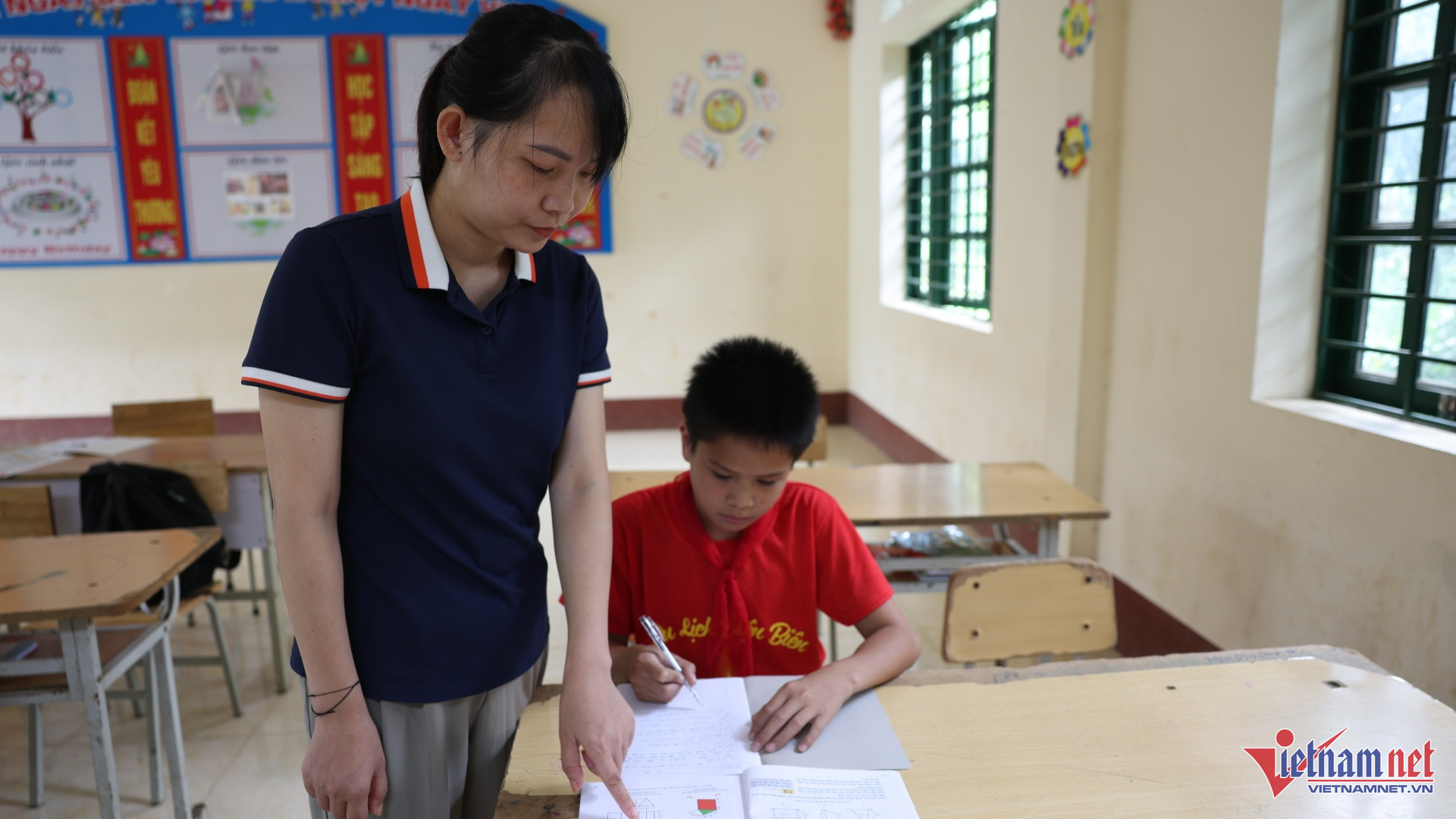 Cô giáo Hoàng Thị Nương và Quân. 17.jpg