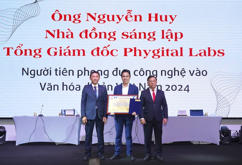 CEO Huy Nguyễn được vinh danh là “Người tiên phong đưa công nghệ vào văn hóa di sản Việt Nam 2024”.