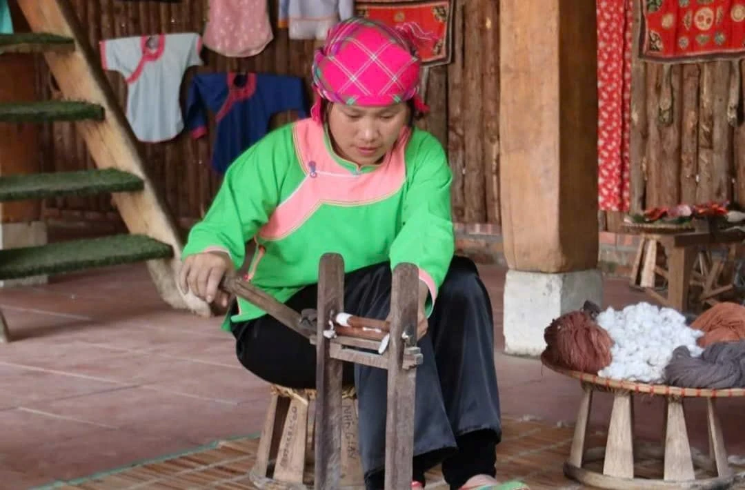 Bảo tồn và phát triển nghề trồng bông dệt vải của dân tộc Giáy.