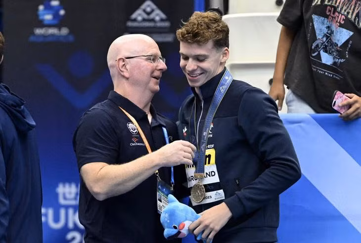 HLV lừng danh người Mỹ Bowman (trái) góp công lớn vào chiến tích của kình ngư người Pháp Marchand.