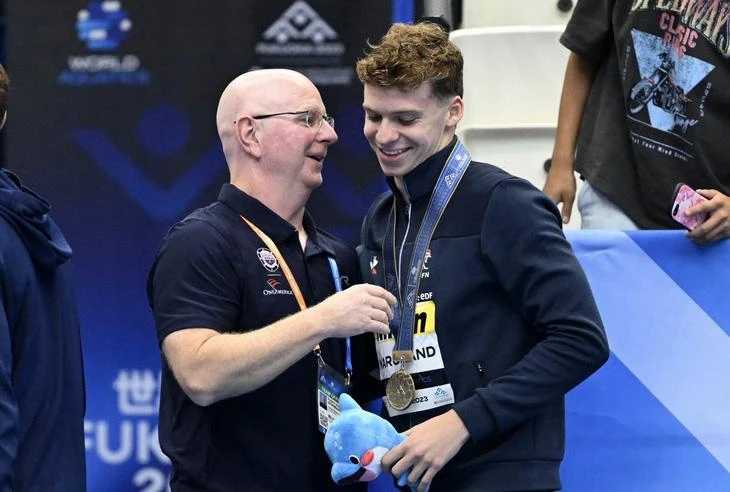 HLV lừng danh người Mỹ Bowman (trái) góp công lớn vào chiến tích của kình ngư người Pháp Marchand.