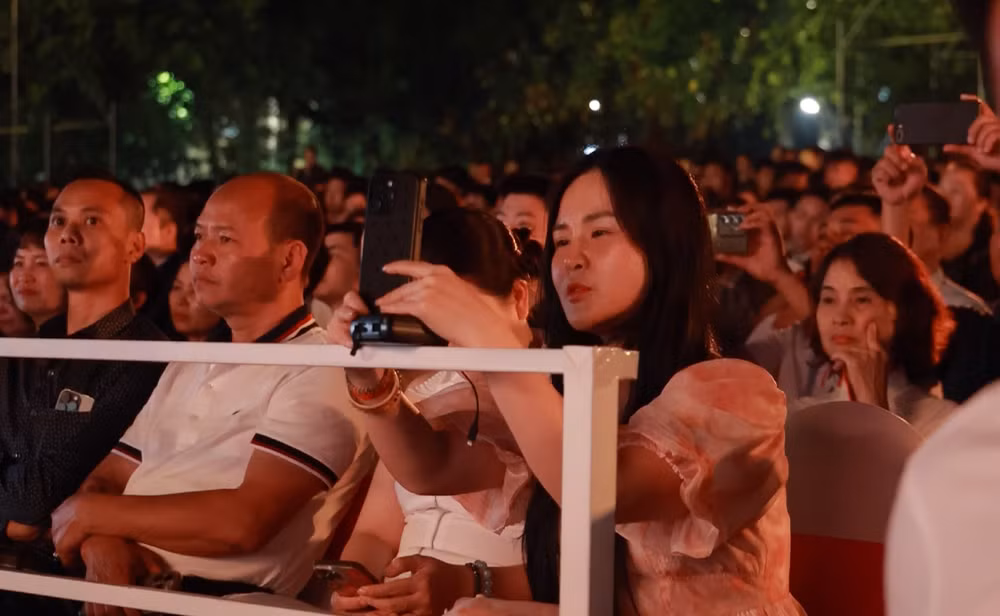 Khán giả mọi độ tuổi dõi theo từng khoảnh khắc.