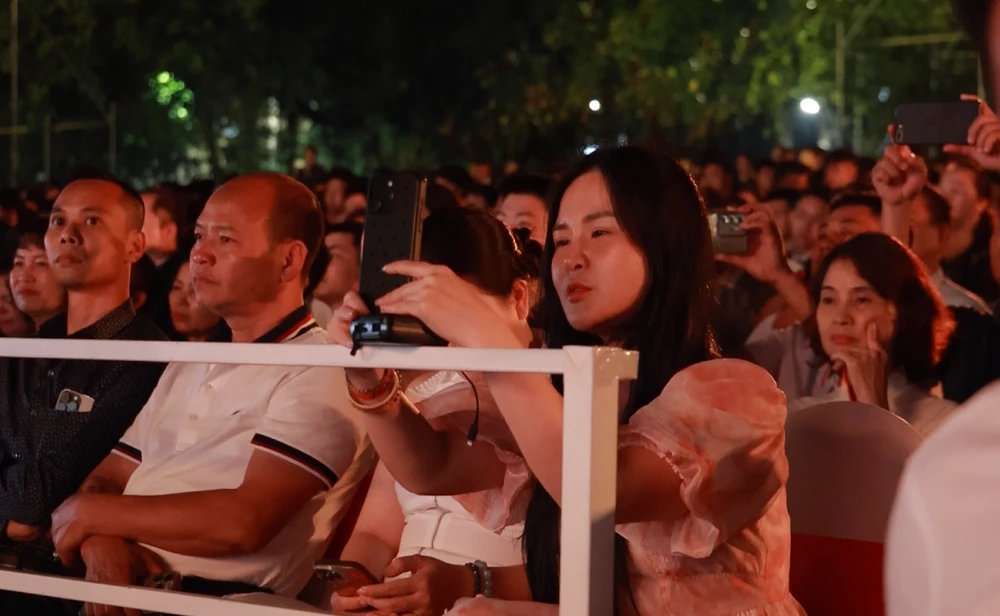 Khán giả mọi độ tuổi dõi theo từng khoảnh khắc.