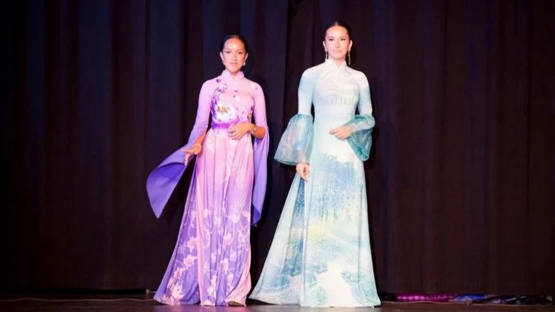 Trình diễn thời trang áo dài Việt Nam tại lễ ra mắt.