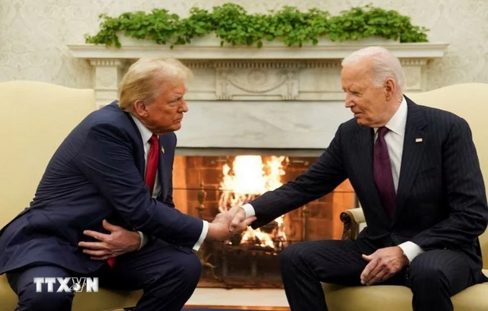 Tổng thống Mỹ Joe Biden (phải) trong cuộc gặp Tổng thống đắc cử Donald Trump tại Nhà Trắng ở Washington DC., ngày 13/11.