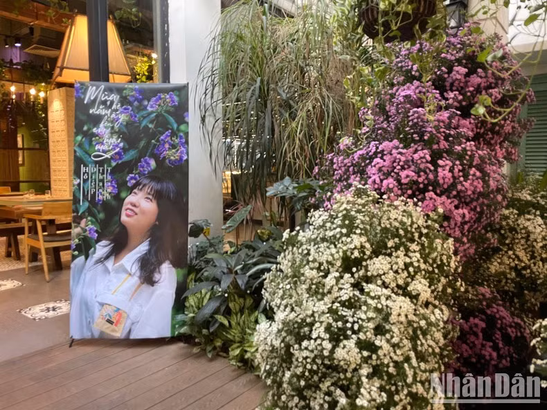 Không gian lãng mạn của buổi lễ ra mắt sách.