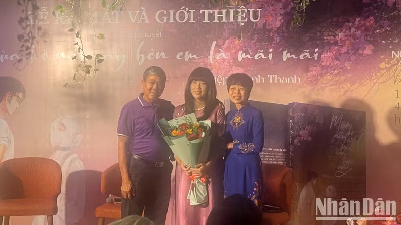 Tác giả Hồ Điệp Thanh Thanh và gia đình.