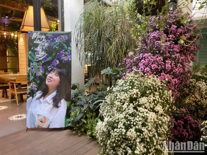 Không gian lãng mạn của buổi lễ ra mắt sách.