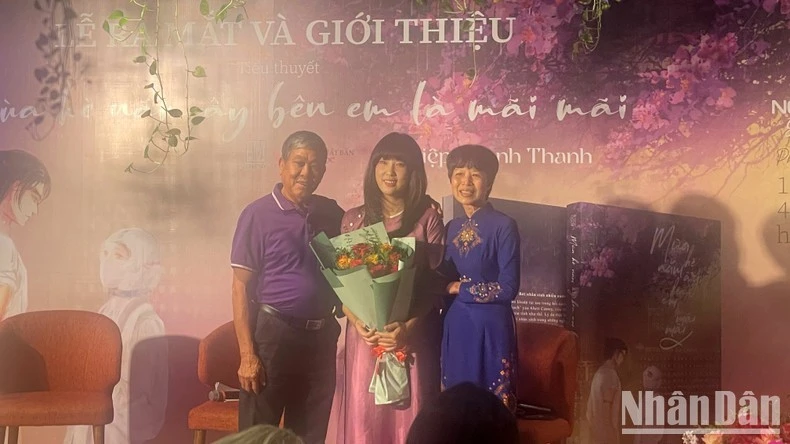 Tác giả Hồ Điệp Thanh Thanh và gia đình.