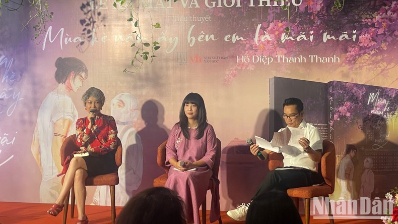 Nhà văn Di Li và nhà báo Ngô Bá Lục cùng tác giả Hồ Điệp Thanh Thanh tại lễ ra mắt sách. Nhà văn Di Li và nhà báo Ngô Bá Lục cùng tác giả Hồ Điệp Thanh Thanh tại lễ ra mắt sách.