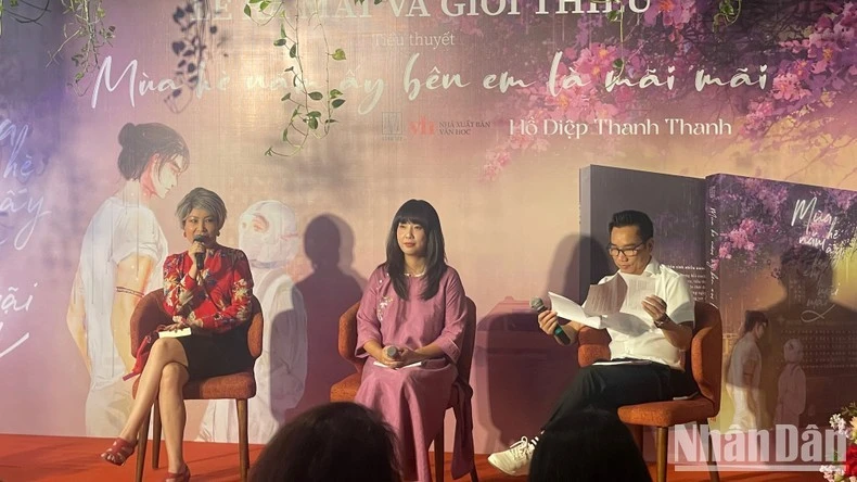 Nhà văn Di Li và nhà báo Ngô Bá Lục cùng tác giả Hồ Điệp Thanh Thanh tại lễ ra mắt sách.