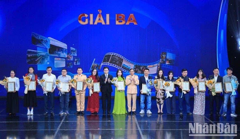 Trao giải cho các tác giả/nhóm tác giả đạt Giải Ba.