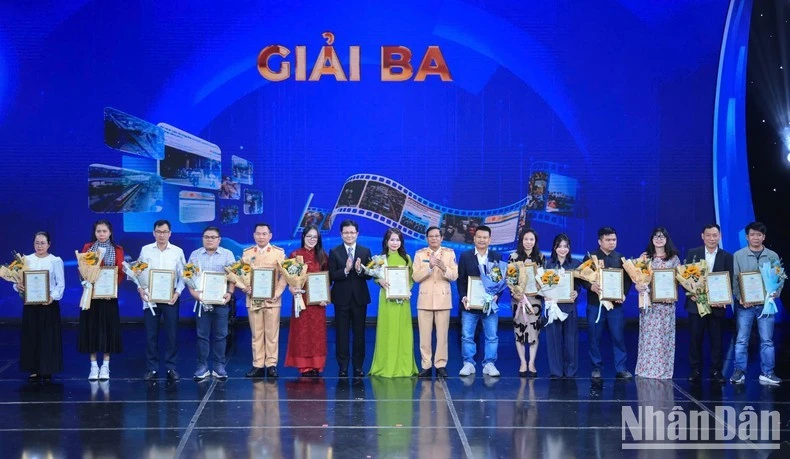 Trao giải cho các tác giả/nhóm tác giả đạt Giải Ba.