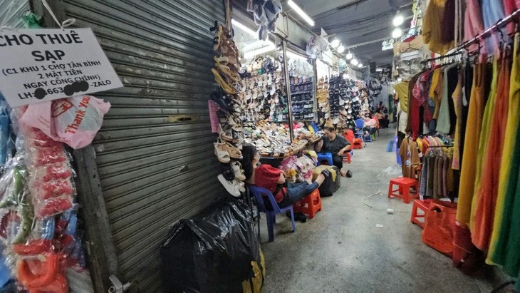 Từng một thời ăn nên làm ra, gửi hàng sỉ đi khắp nơi, nhưng nay nhiều người kinh doanh quần áo tại các chợ sỉ có tiếng ở TP.HCM như An Đông, Tân Bình... phải đóng sạp hoặc sang sạp lại vì ế. Trong ảnh: Ế ẩm kéo dài, một sạp tại chợ Tân Bình đăng bảng cho thuê.